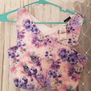 Criss cross textured floral crop top size medium
